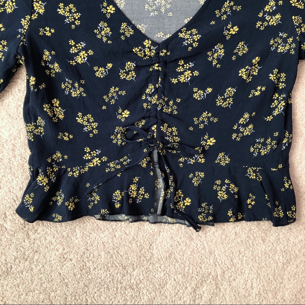 F21 Navy Blue Floral Cropped Ruffle Blouse - Picture 6 of 7